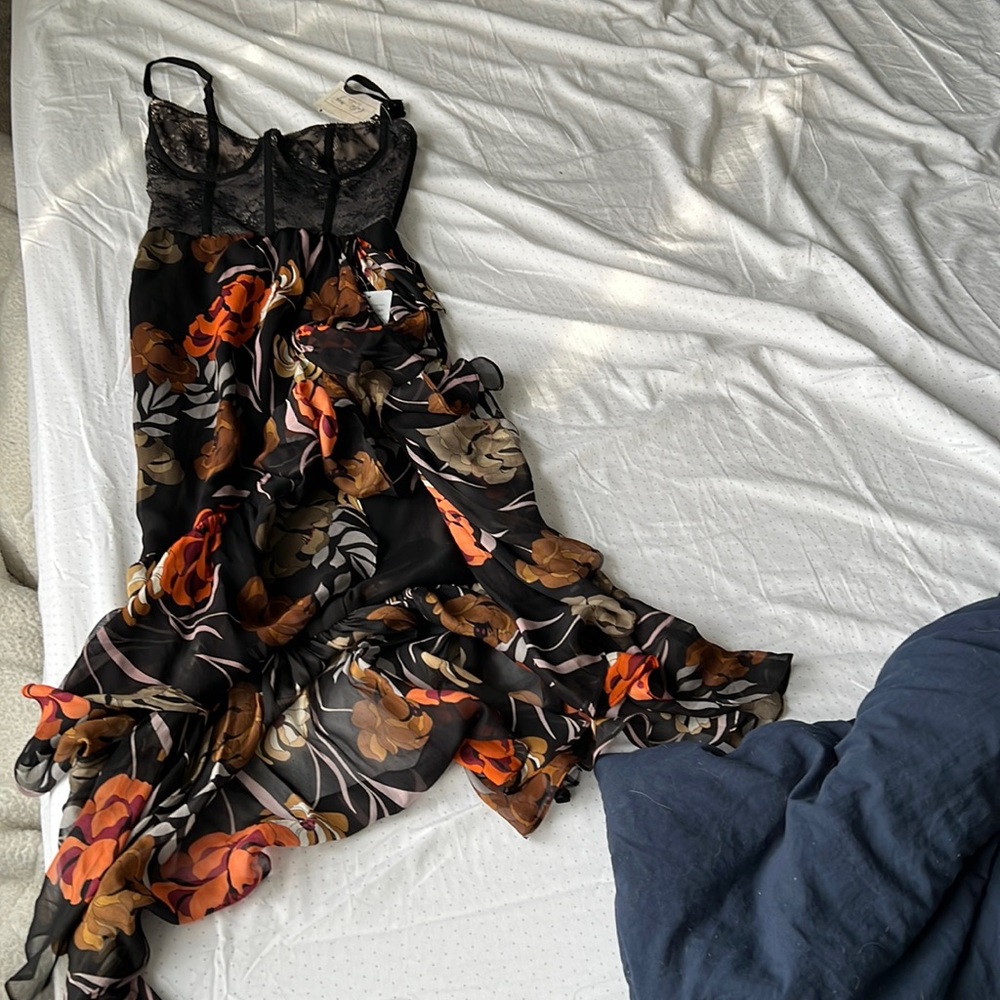 This dress has a slit on the left leg. Never has been worn either